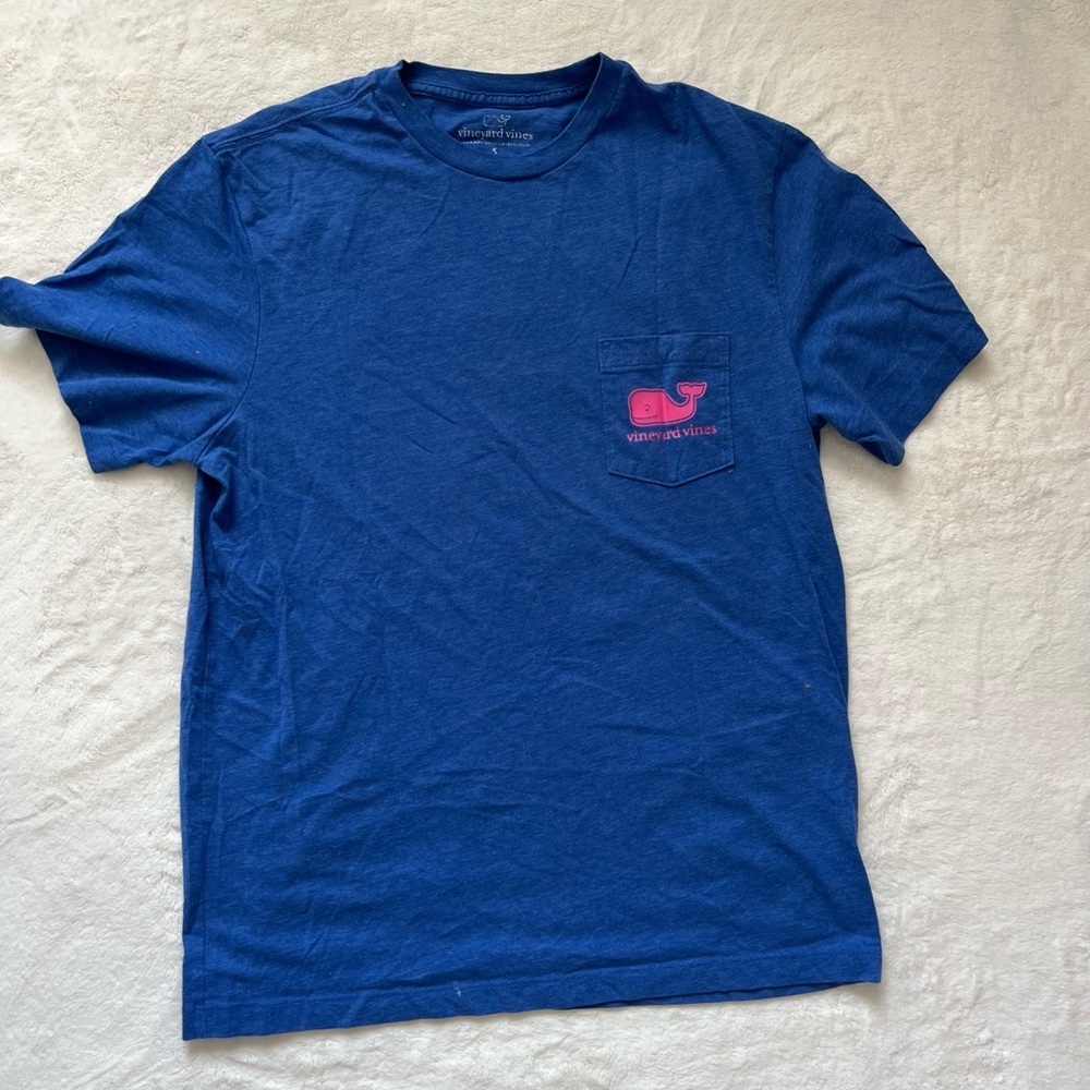 Blue Vineyard Vines tee with hot pink whale